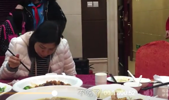 小学生边吃婚宴边写作业,一抬头网友忍不住笑喷了