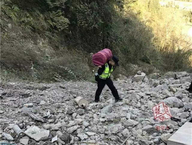 货车冲下悬崖摔得“倒栽葱”,民警被落石击中浴血救出伤者