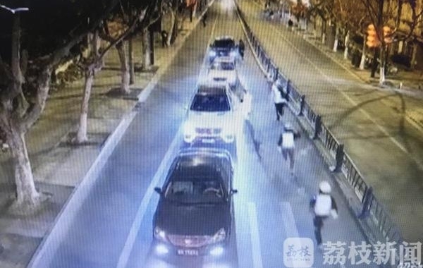 巾帼不让须眉!女辅警狂追几百米 抓获网上逃犯