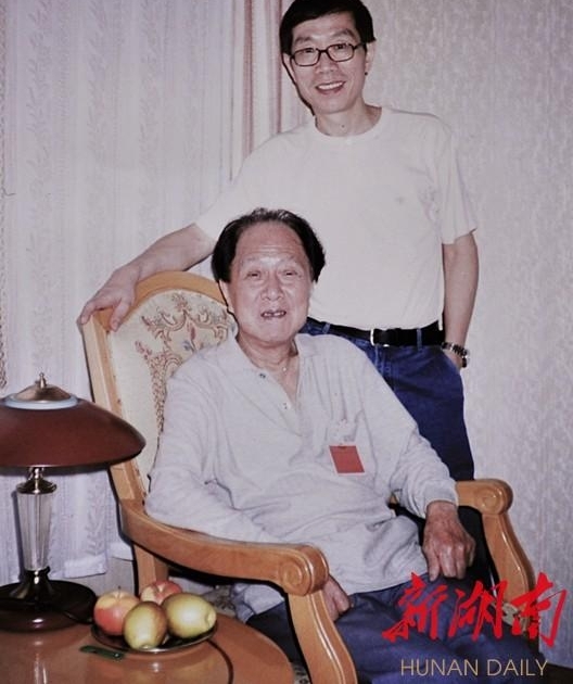 我和彭燕郊丨每周六,我们在南门口像地下党一样交换书籍