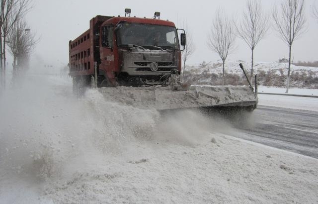 鸡西市迎来狗年首场大雪 环卫工人昼夜清雪保畅通