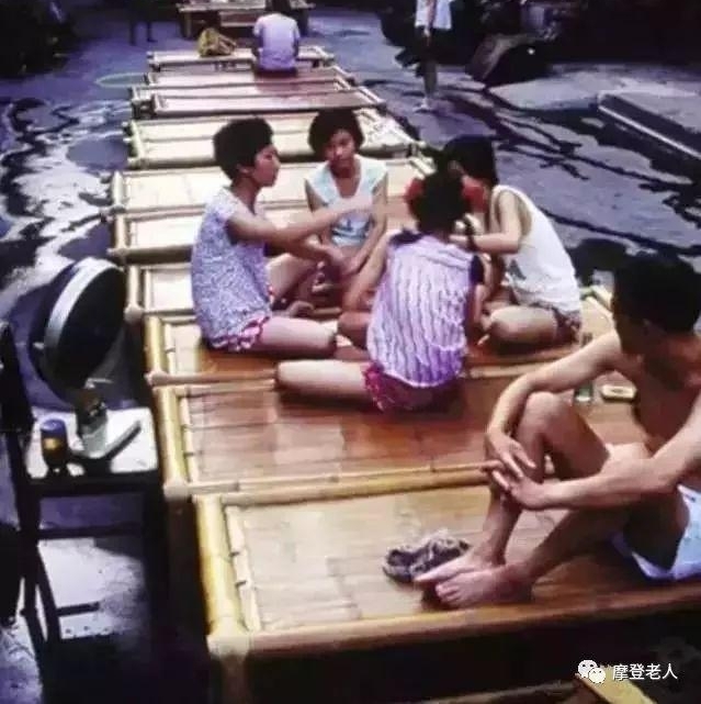 ����Ƭ��ÿһ�Ŷ��������������Ĺ��£�