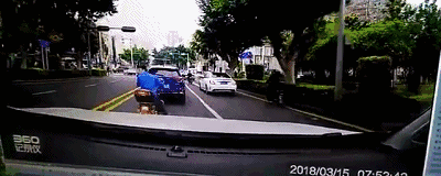����ͼ�㣺�𾪣���¿С�������� ֱ�ӱ���·ŭ�硱ײ��