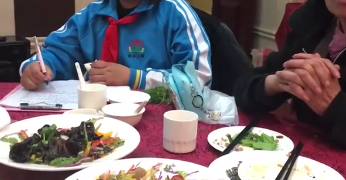 小学生边吃婚宴边写作业,一抬头网友忍不住笑喷了
