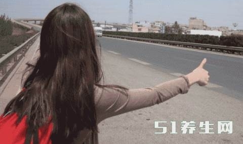 镜头下:川藏线上“穷游女”的真实生活