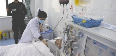 造血干细胞昨顺利移植 父子隔窗相见,“儿子,你要坚强”
