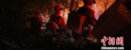 武警丽江森林支队官兵增援扑救大理山火