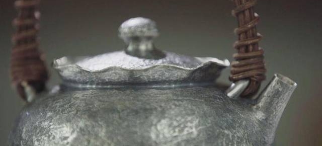 他把冰冷金属做成石头模样,却热心养流浪猫,身后白猫肥得不像话