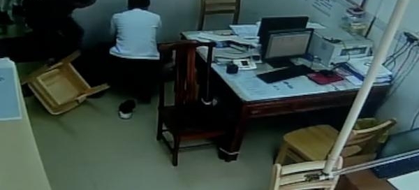 男子就医突然心梗倒地 医护人员上演生死大营救