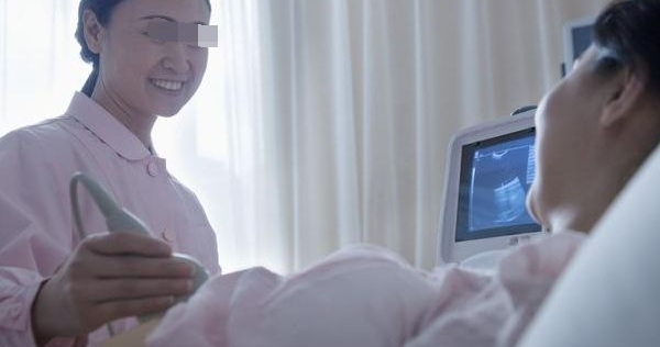 孕妇产下顺胞胎后,对医生说:想看宝宝,但眼睛睁不开,很想睡觉