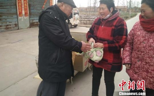 江苏沭阳古稀老人捡万元现金物归原主 婉拒千元酬金