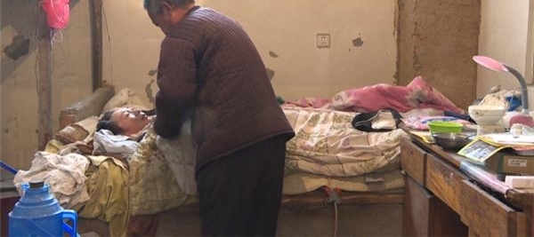 妻子患病生活难自理 暴脾气丈夫变暖男照顾12年