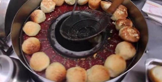 男子摆摊卖这种烤馒头,每月收入一万多,老板却嫌不快乐想转行!
