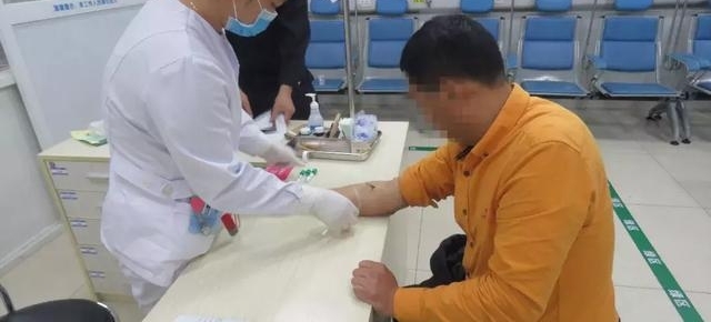 �麣�ϰ��ҹ����ȥҽԺ���³��ͱ�����ץ�ߣ�ֻ��·��ָ֤��