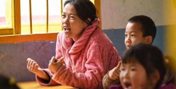 贵州31岁妈妈和5岁女儿同上学前班