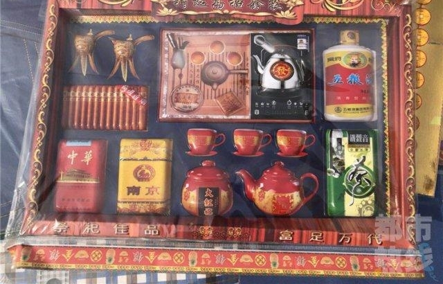 清明节祭品“赶时髦” 有吃有住还包洗护