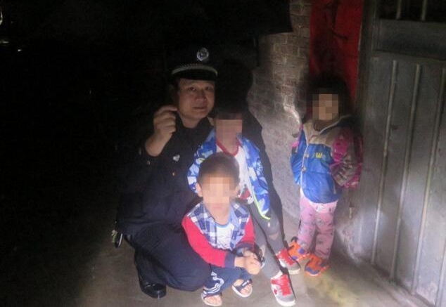贪玩家长惹的祸!3 名幼童雨中迷路,多亏暖心警察将其送回