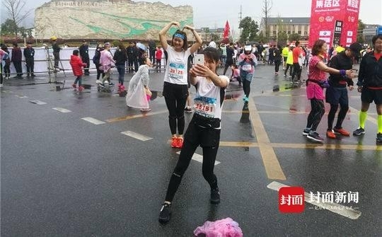 三万人集结彩虹大道 双遗马拉松即将开跑