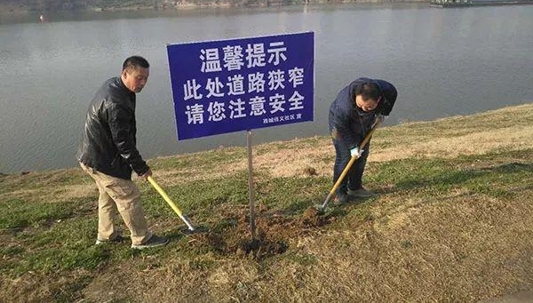 ���ս���һ���������ºӵ��ϰ��˸�����Ԯ�����������ϰ�