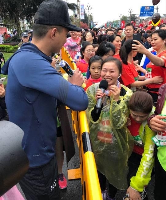 三万人集结彩虹大道 双遗马拉松即将开跑