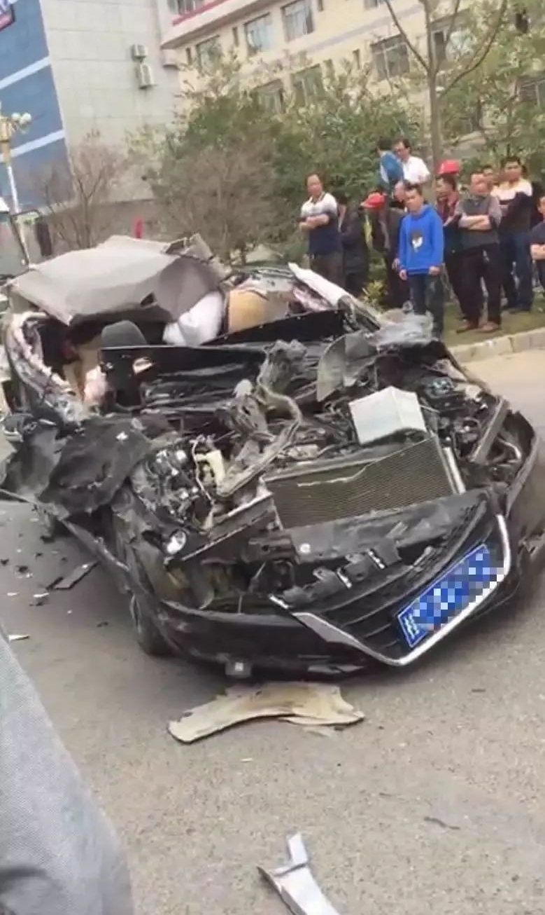 车顶都没了!桂林发生两车相撞严重事故