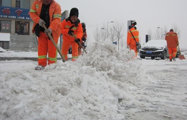 鸡西市迎来狗年首场大雪 环卫工人昼夜清雪保畅通