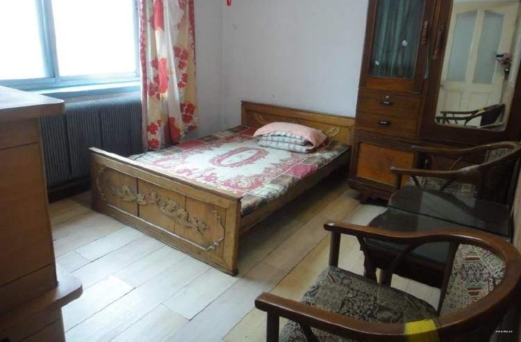�ؼ�·��ż��ǰ�ޣ��Һ��������ؼң����ſ���һĻ��������ֹ