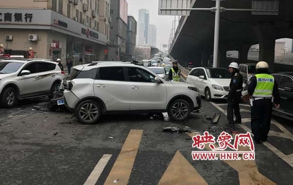 快讯:郑州陇海路5车相撞 一人受轻伤