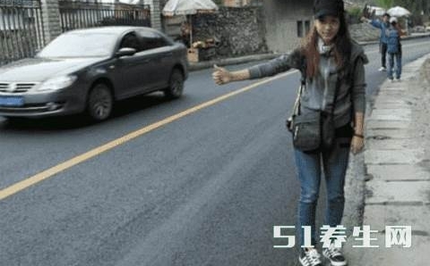 镜头下:川藏线上“穷游女”的真实生活