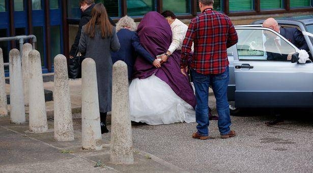 英国美女演员不惧流言,与“最危险囚犯”举行监狱婚礼
