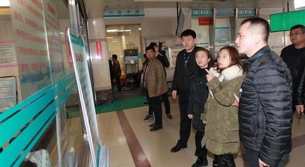 ���˴Ӻ��������ʸ�ҽ�У�������һ�Ѷ˵�