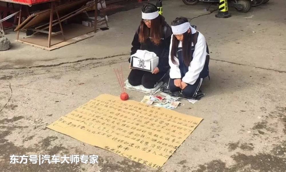 女子扮学生捧骨灰盒跪地乞讨 网友:骗子道具越来越高级