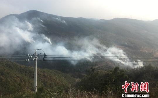 武警丽江森林支队官兵增援扑救大理山火