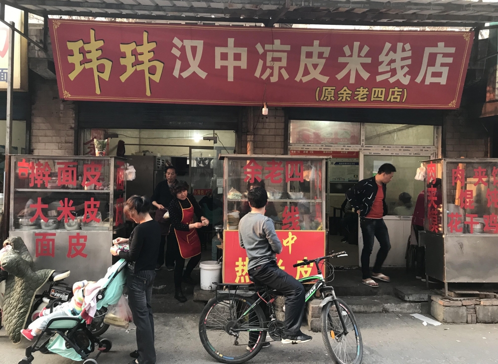 西安民新路一家名气苍蝇馆,味道正宗生意好,来往都是街坊客