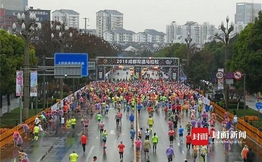 三万人集结彩虹大道 双遗马拉松即将开跑