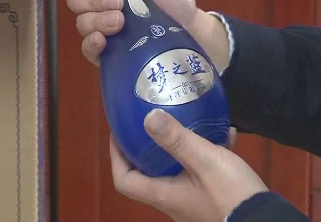 芜湖:一瓶“天之蓝”就卖50多块?!~犯罪嫌疑人:这是“特供”!