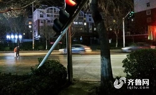 ��������ͬ���� Ϋ���⴦����·�ڽ�ָͨʾ�豸��������