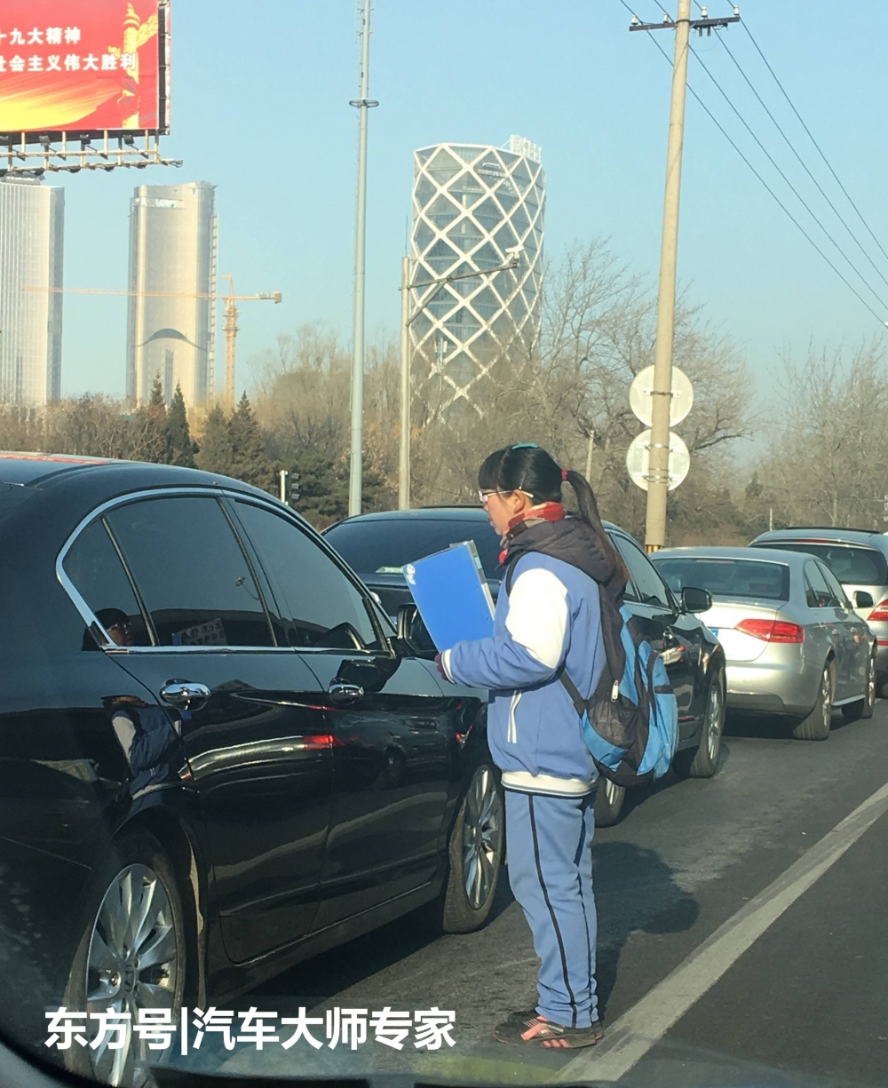 女子扮学生捧骨灰盒跪地乞讨 网友:骗子道具越来越高级