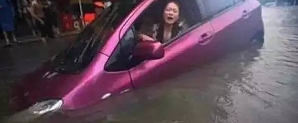 雨天救命的开车技巧,有车一族一定要看!