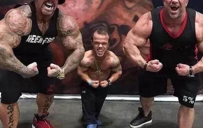 国外1.2米侏儒症男子,是最矮的消防员,却拥有很多的女粉丝