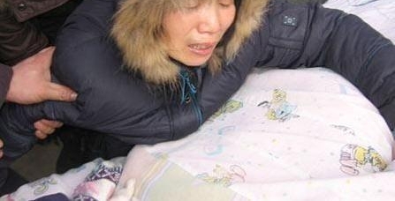 刚开学没几天,宝宝就在幼儿园死去,得知真相后妈妈自责不已!