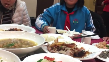 小学生边吃婚宴边写作业,一抬头网友忍不住笑喷了