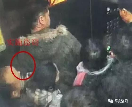 平安守护丨正能量!医院电梯遇扒窃,众人合力将其制服