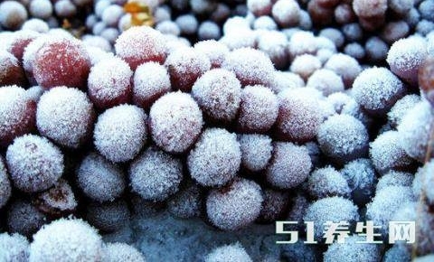 农村挂满成熟葡萄没人收,村里人却依旧富裕,称是中国“独一家”