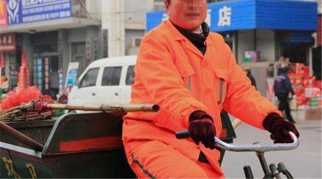 抱狗女羞辱街头环卫工, 称其连狗都不如, 路人为其出气抱怒骂