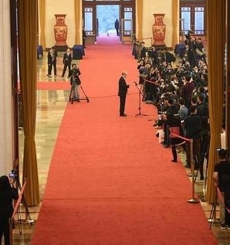 两会“信息通道”展现中国开放与自信