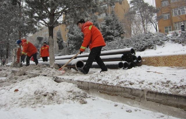 鸡西市迎来狗年首场大雪 环卫工人昼夜清雪保畅通