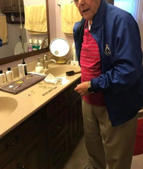 妻子患痴呆近十年 他每天做的这些小事令人泪奔