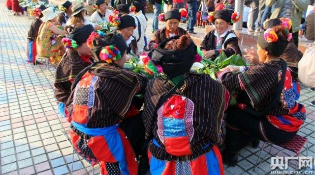 德宏傣族景颇族自治州千人共享绿叶宴喜迎目瑙纵歌节