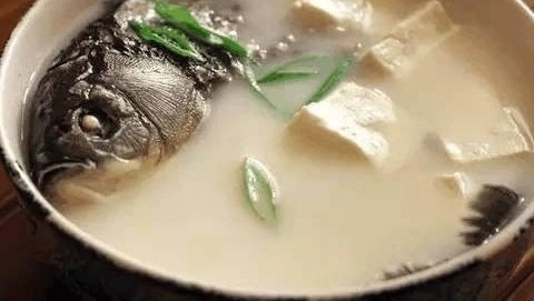 女子发现鱼汤新做法,不用放一滴水也可以很美味,一次能喝一大锅